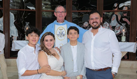  Luis Daniel Hernández, Ennith Santoyo, Padre Gabriel del Valle, Patricio Hernández y Daniel Hernández.