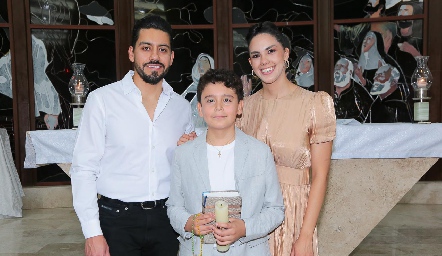  Patricio Hernández con sus padrinos.