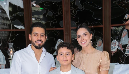  Patricio Hernández con sus padrinos.