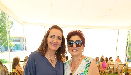  Mónica Alcalde y Adela Martínez.