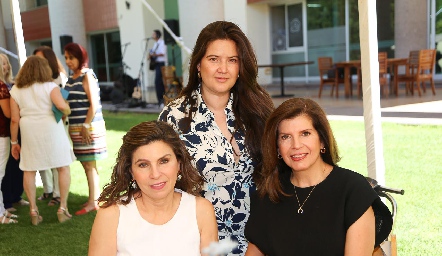  Gaby Goldaracena, Ana Lucia Díaz y Daniela Vega.