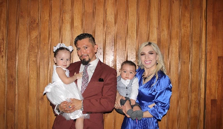  Pedro Vladimir Ibáñez García con su esposa María Eugenia Cedillo y sus hijos.