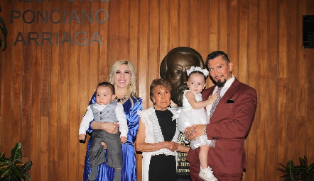  Pedro Vladimir Ibáñez García con su esposa María Eugenia Cedillo, sus hijos y su mamá Magdalena García Ramos.