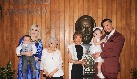  Pedro Vladimir Ibáñez García con su esposa María Eugenia Cedillo, Magdalena García Ramos y su suegra.