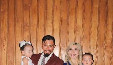  Pedro Vladimir Ibáñez García con su esposa María Eugenia Cedillo y sus hijos.