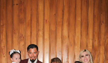  Pedro Vladimir Ibáñez García con su esposa María Eugenia Cedillo, sus hijos y su mamá Magdalena García Ramos.