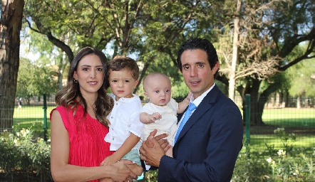  Catalina Abud y Roberto Mejía con sus hijos Santiago y Sebastián.