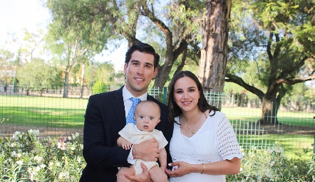  Alberto Kasis y Bárbara Mejía con su ahijado Sebastián.