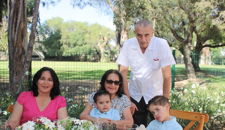  María Maza, Rosa Maza y Roberto Mejía con sus nietos.