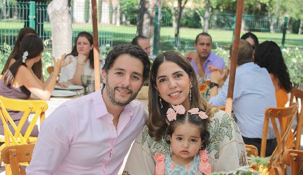  Juan Carlos Dibildox y Adriana Estrada con su hija.