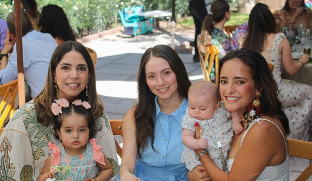  Adriana Estrada con su hija, Nallely Maya, Paula Zendejas e Isabella Torres.