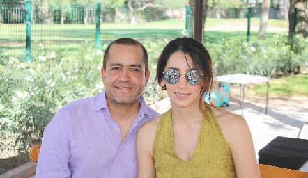  Anuar Sarquis y Erika González.