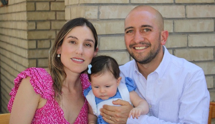  Sofía Villaseñor y Diego Bocard con su hija Lucila.