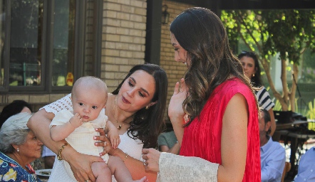  Barbara Mejía y Catalina Abud con Sebastián.