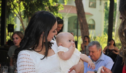  Barbara Mejía con su ahijado Sebastián.
