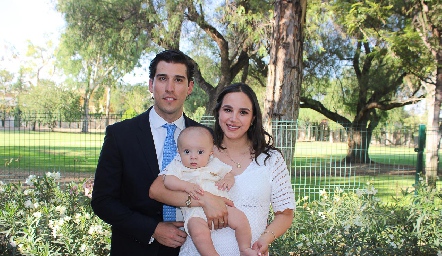  Alberto Kasis y Bárbara Mejía con su ahijado Sebastián.