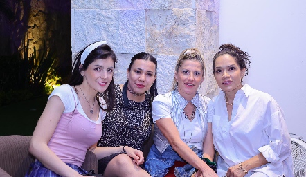  Laura Martínez, Sofía Grijalva, Sofía Rueda y Angélica.