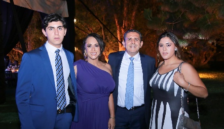  Mariza Calderón y César Espinosa con sus hijos César y María.