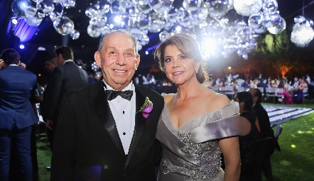 José Luis Martínez y Margarita Lozano, papás del novio.