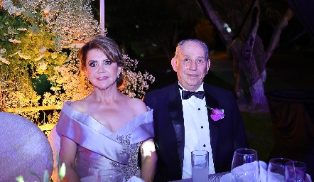  Guille Lozano y José Luis Martínez, papás del novio.