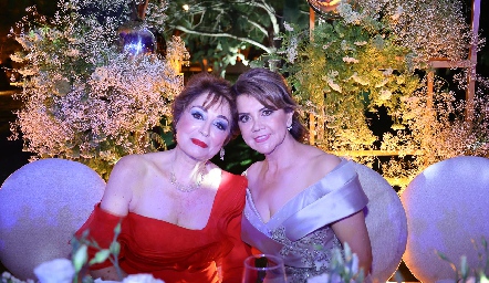  Beatriz Eugenia Dauajare y Guille Lozano, mamás de los novios.