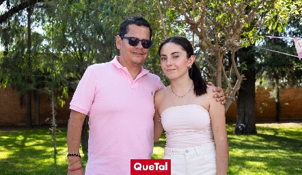  Pía con su papá Checo Quibrera.