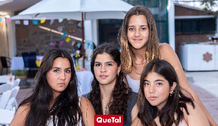  Vale Aguilar, María Paula Vera, Vale Fernández y Pau Acebo.