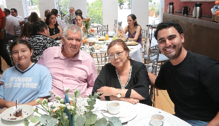  Camila Rojas, Ernesto Hernández, Rogelia Álvarez y Dan Rojas.