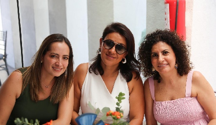  Carolina Zapata, Lupita Hernández y Roxana Gómez.