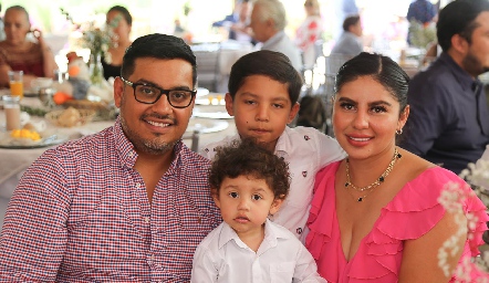  Osvaldo Medellín, Teo Medellín, Sebastián Medellín y Alba Armendariz.