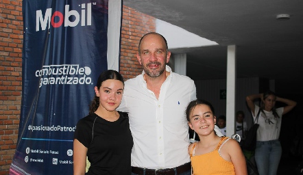  Chema Beltrán con sus hijas María José y Paula .