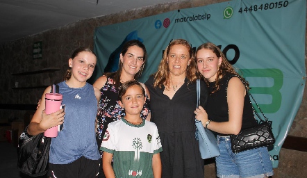 Maripepa Muriel con su hijo y Mariana Torres con sus hijas.