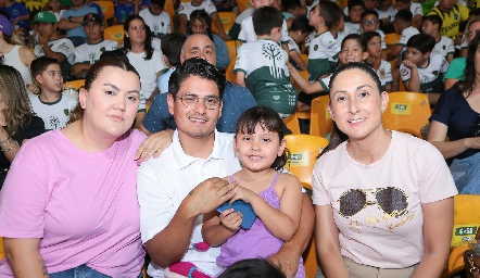  Valeria Flores, Leonel Castillo, Mía Castillo y Maryfer Loza.