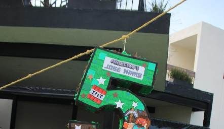  Partiendo la piñata.