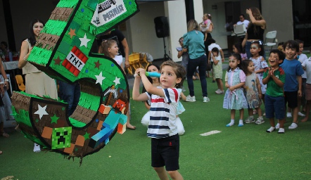  Partiendo la piñata.