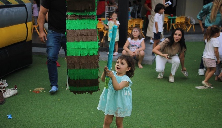  Partiendo la piñata.