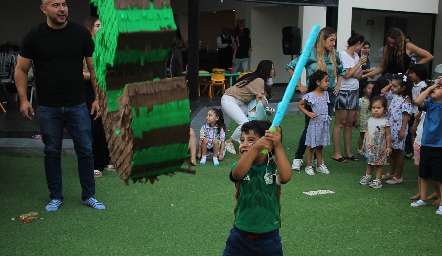  Partiendo la piñata.