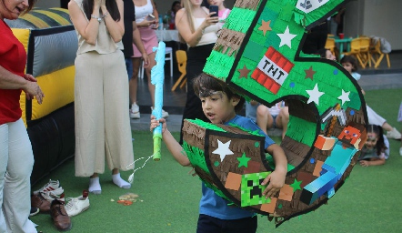  Partiendo la piñata.