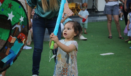  Partiendo la piñata.