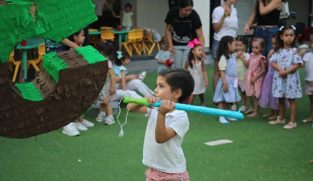  Partiendo la piñata.