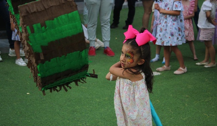  Partiendo la piñata.
