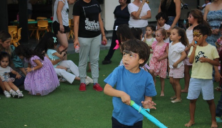  Partiendo la piñata.