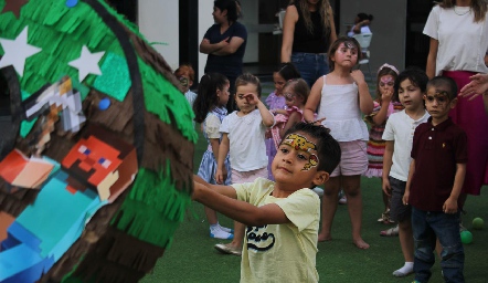  Partiendo la piñata.