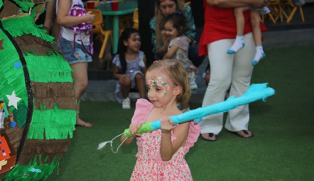  Partiendo la piñata.