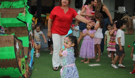  Partiendo la piñata.