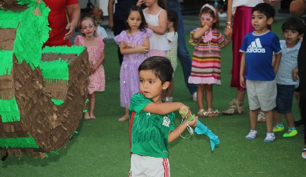  Partiendo la piñata.