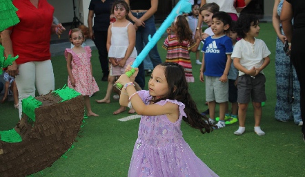 Partiendo la piñata.