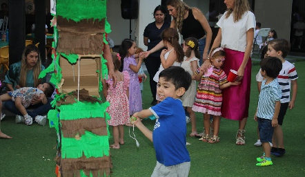  Partiendo la piñata.