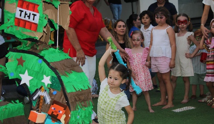  Partiendo la piñata.
