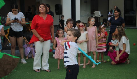  Partiendo la piñata.
